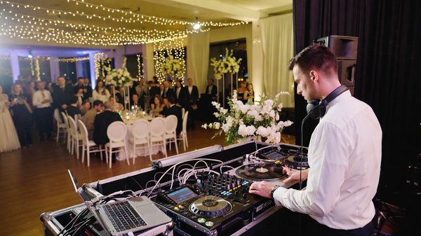 Dj animation mariage 62 : comment réussir votre soirée inoubliable